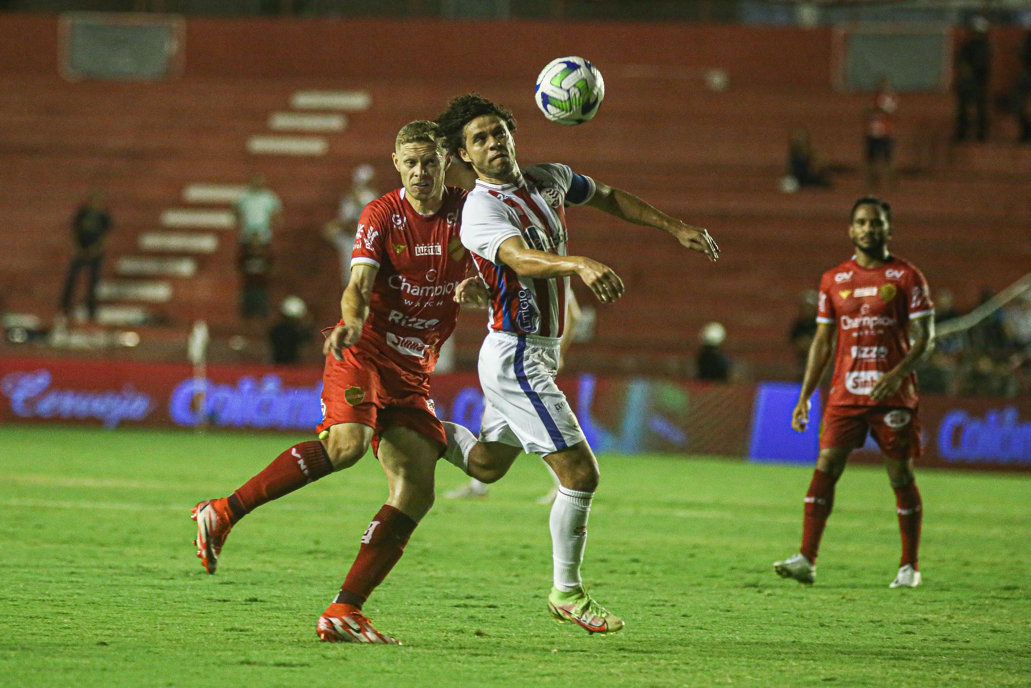 Em noite de sorte, Vasco vence o Londrina e mantém a liderança