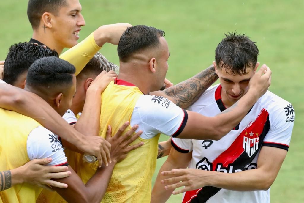 Felipe Anderson comemora gol salvador de goleiro em seu primeiro