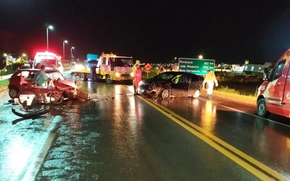 Após ultrapassagem, carro bate contra cavalo e mata passageira em Goiás