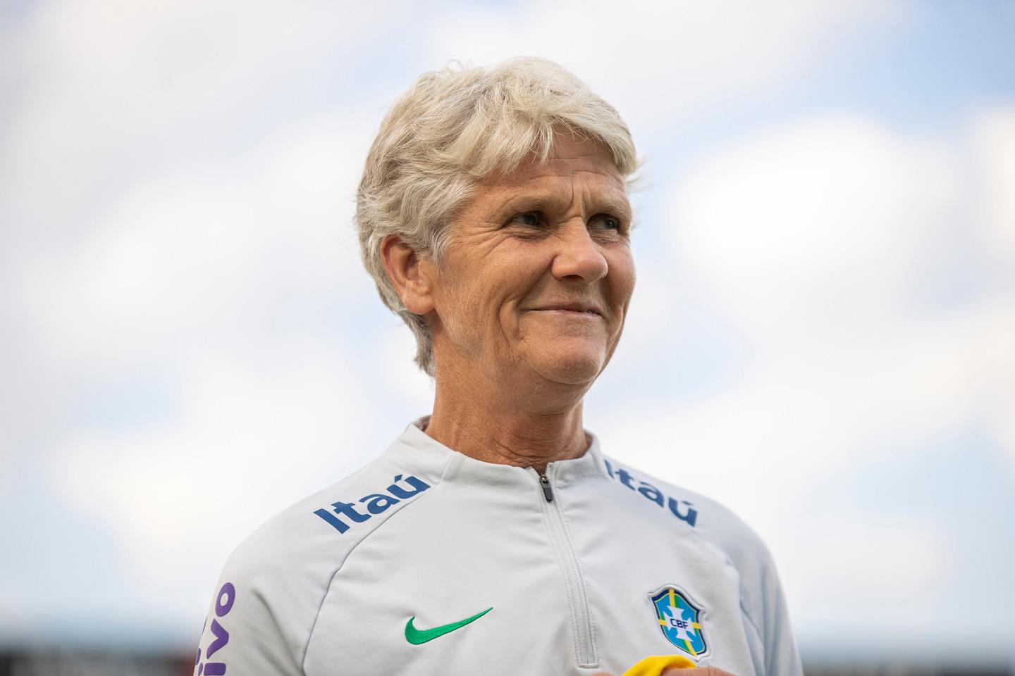 Jogadora De Futebol Feminino Mostrando Emoção Depois De Perder Um