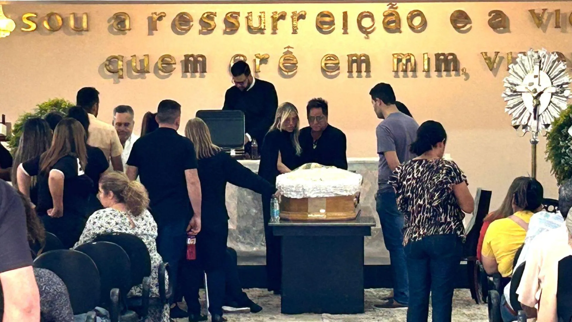 Corpo de namorada de Cristiano Araújo já está no cemitério. Enterros  acontecem pela manhã