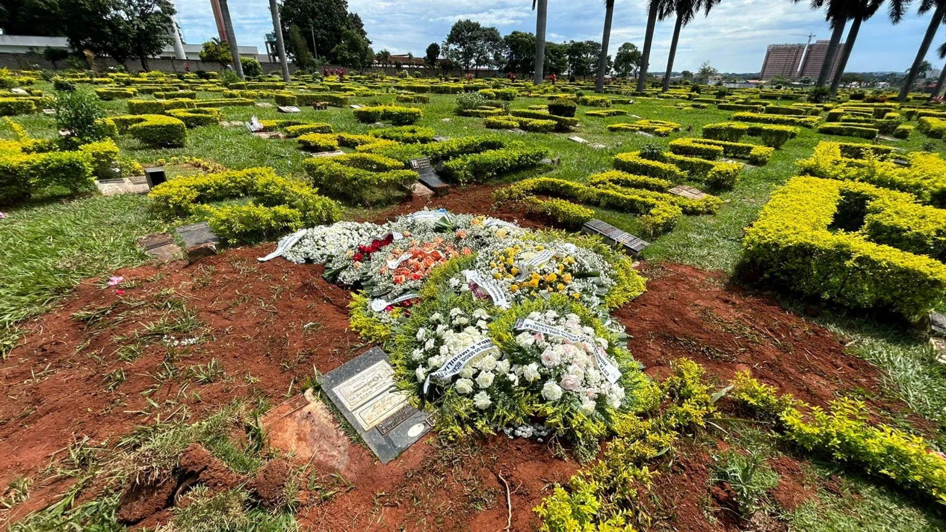 Corpo de namorada de Cristiano Araújo já está no cemitério. Enterros  acontecem pela manhã