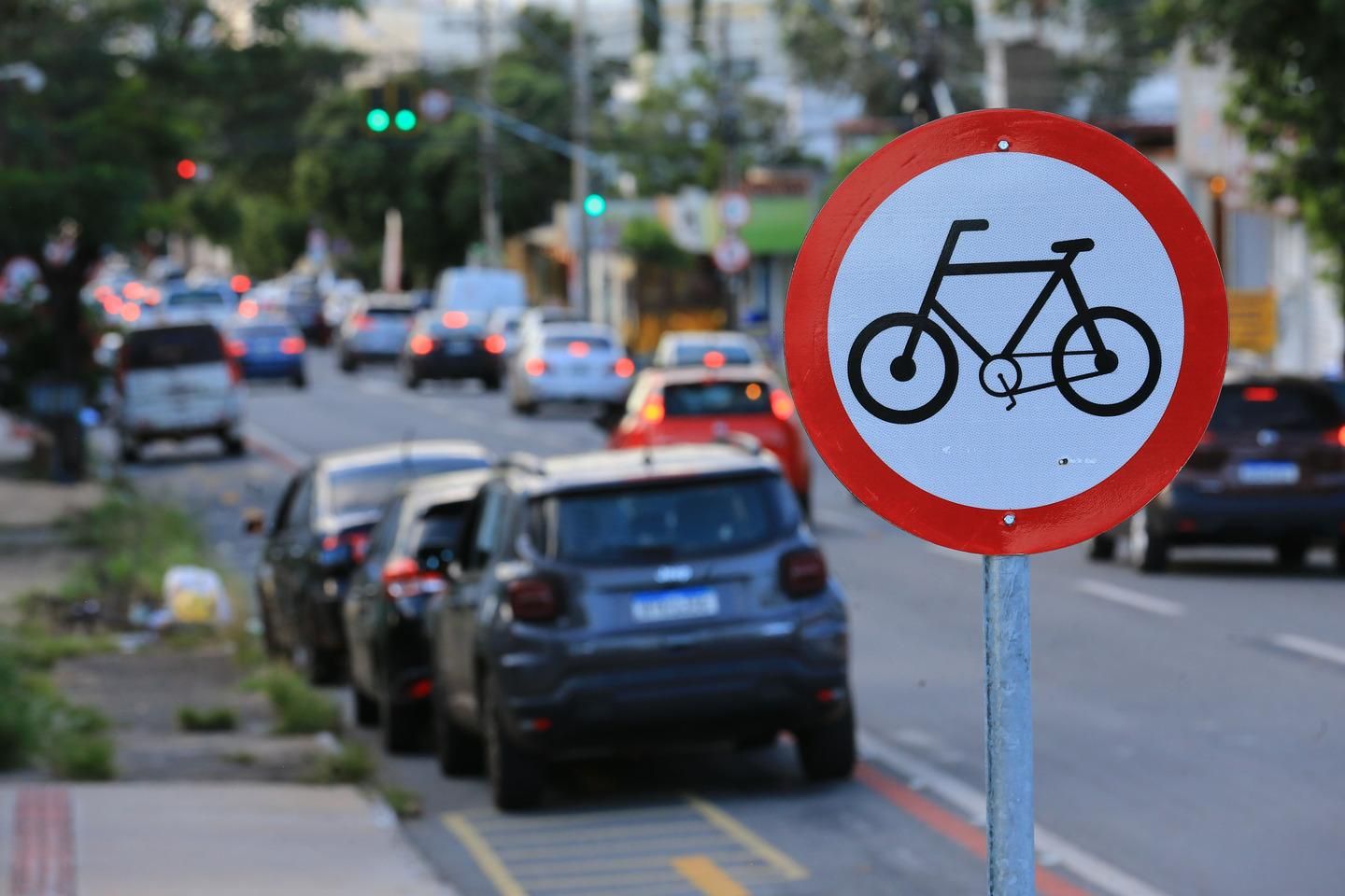 Para caminhão de empresa privada estacionar, homem tira placa de