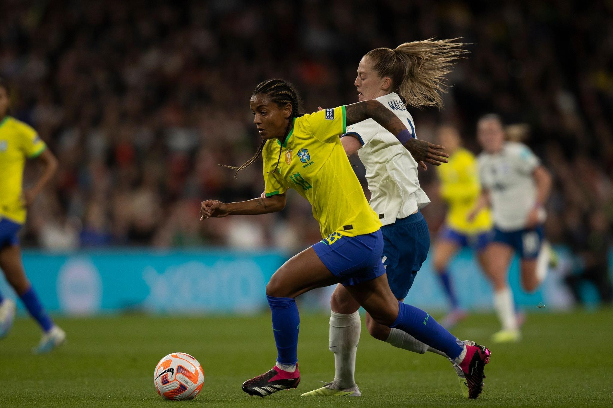 Em jogo equilibrado, Inglaterra vence Brasil nos pênaltis em Wembley lotado