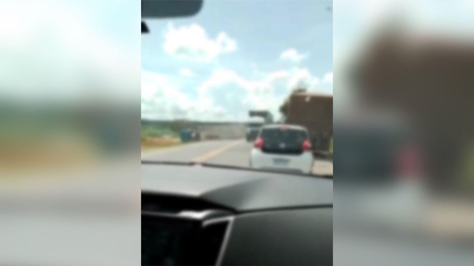 VÍDEO – Carro é flagrado transitando na contramão da Via Expressa