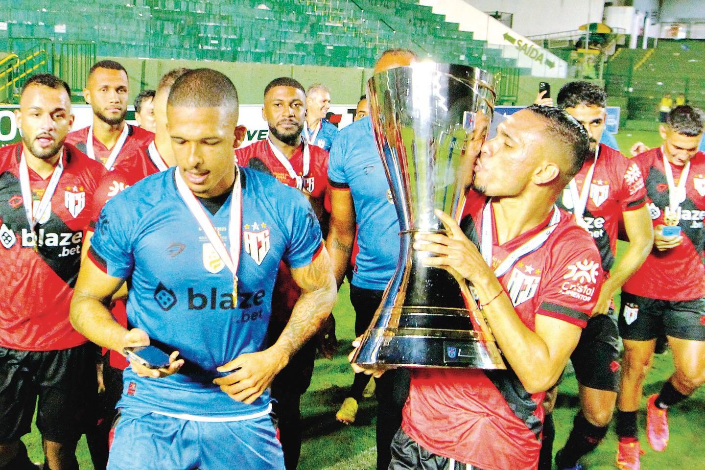 Goleiro do Atlético-GO diz fazer “leitura corporal” nos pênaltis; veja  lista de defesas