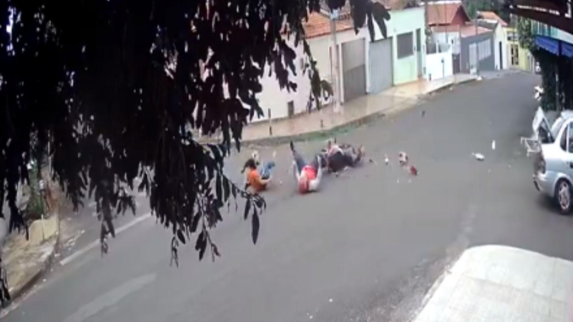 Mãe e filha são atingidas em cheio por carro em cruzamento de Itumbiara e  motorista foge sem prestar socorro; vídeo | O Popular