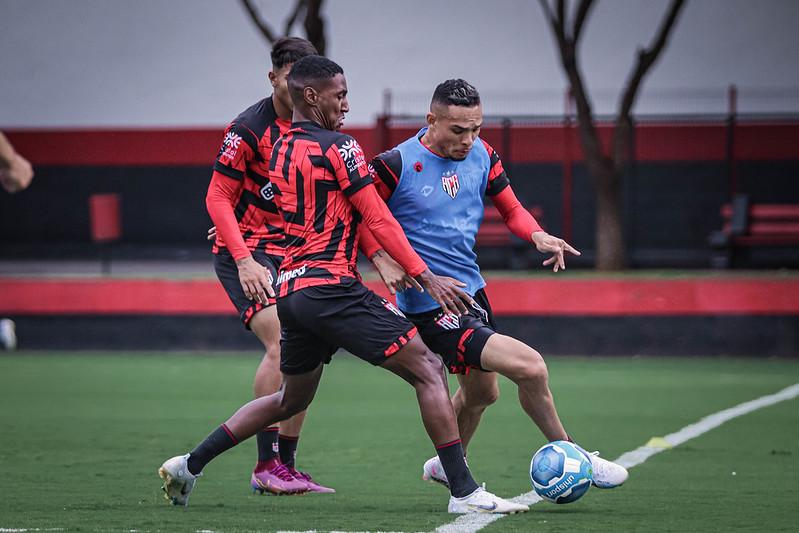 GUIA DO BRASILEIRÃO: sob pressão e sem dar show, Botafogo precisa de  mudanças para voltar à Série A - Lance!