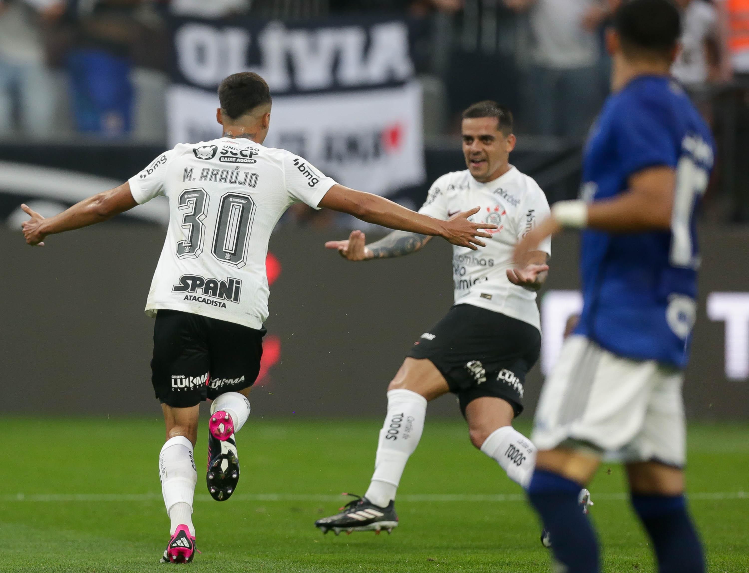 Fagner pode se tornar nesta quarta-feira o 18º jogador a mais vezes vestir  a camisa do Corinthians