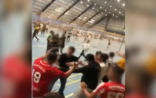 Menina de 8 anos é impedida de jogar torneio de futsal, e mãe