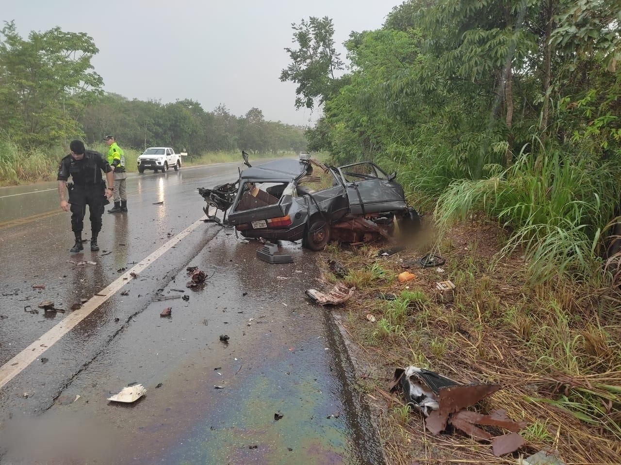 Carro de funerária bate de frente com ônibus e mata motorista em rodovia de  Goiás, Goiás