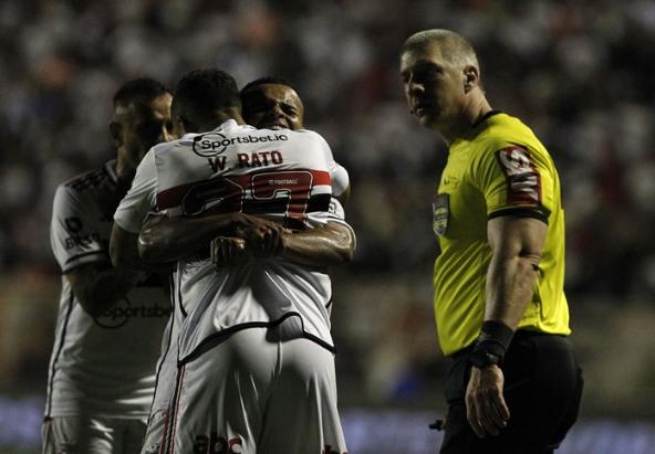 Herói do América, Wellington Paulista celebra classificação na