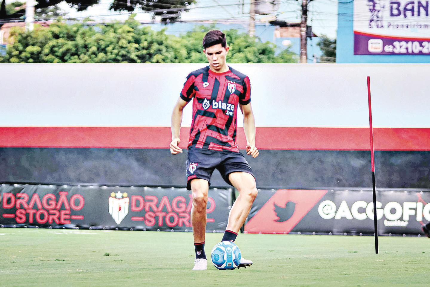 Wesley estreia pelo CRB em posição diferente e aparece pouco na