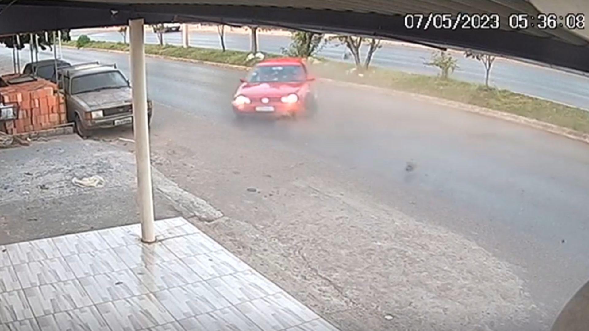 Homem joga moto na frente de caminhão desgovernado em chamas para pará-lo,  em Nerópolis, Trânsito GO