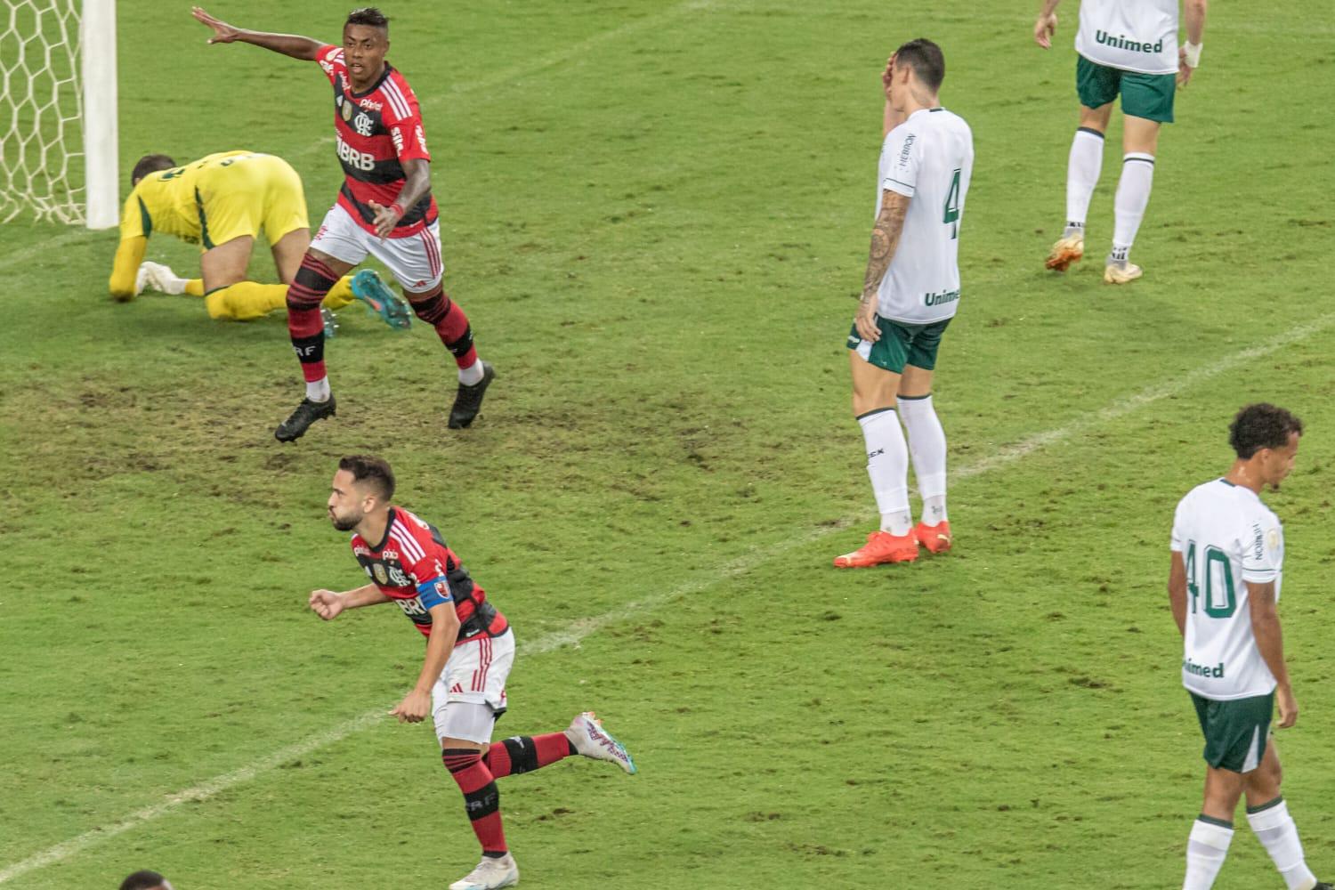 Autor de golaço, Jean Carlos celebra classificação do Fla na