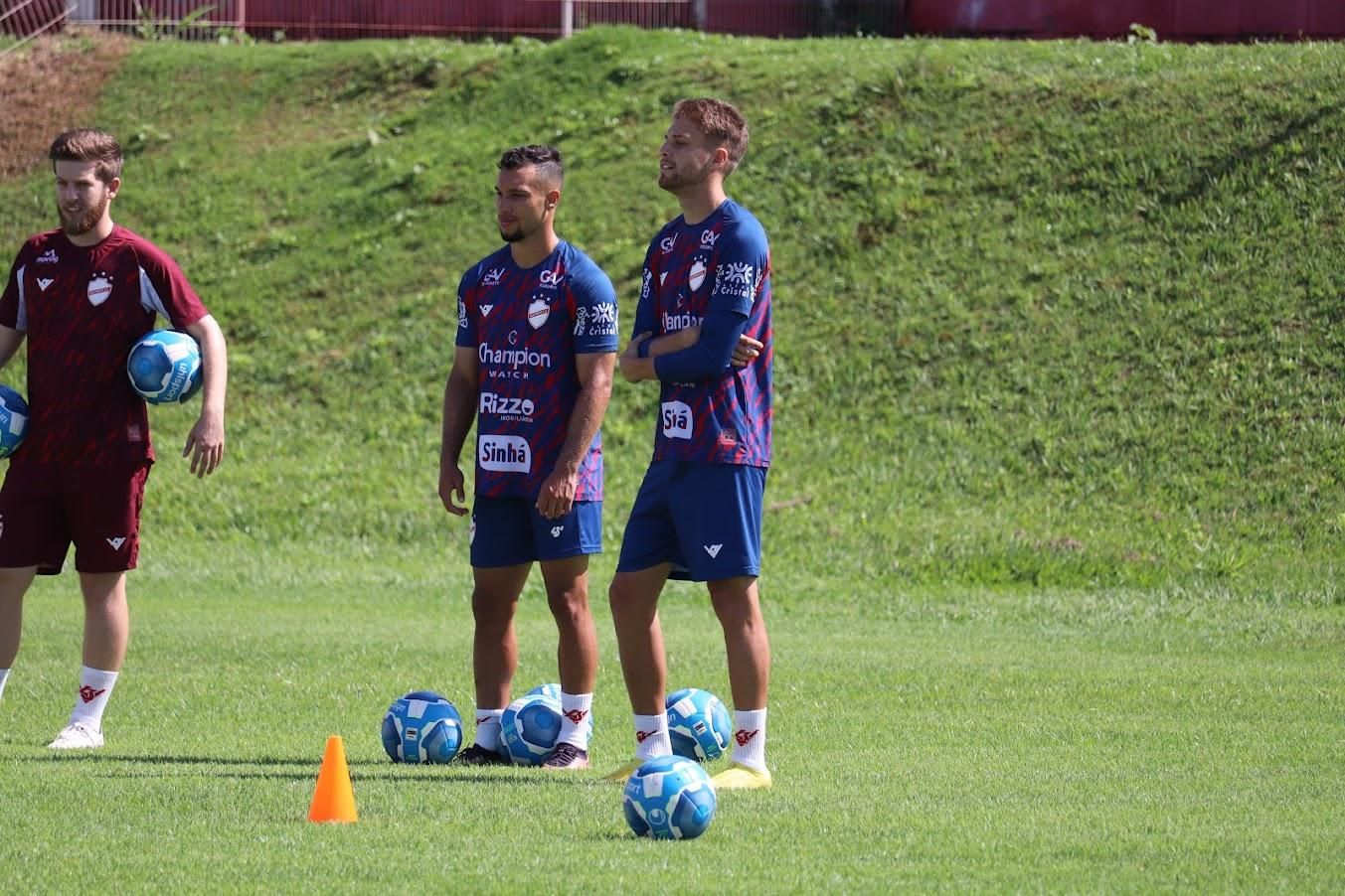 Após cinco semanas fora, Lucas Cardoso retorna aos treinos no Guarani