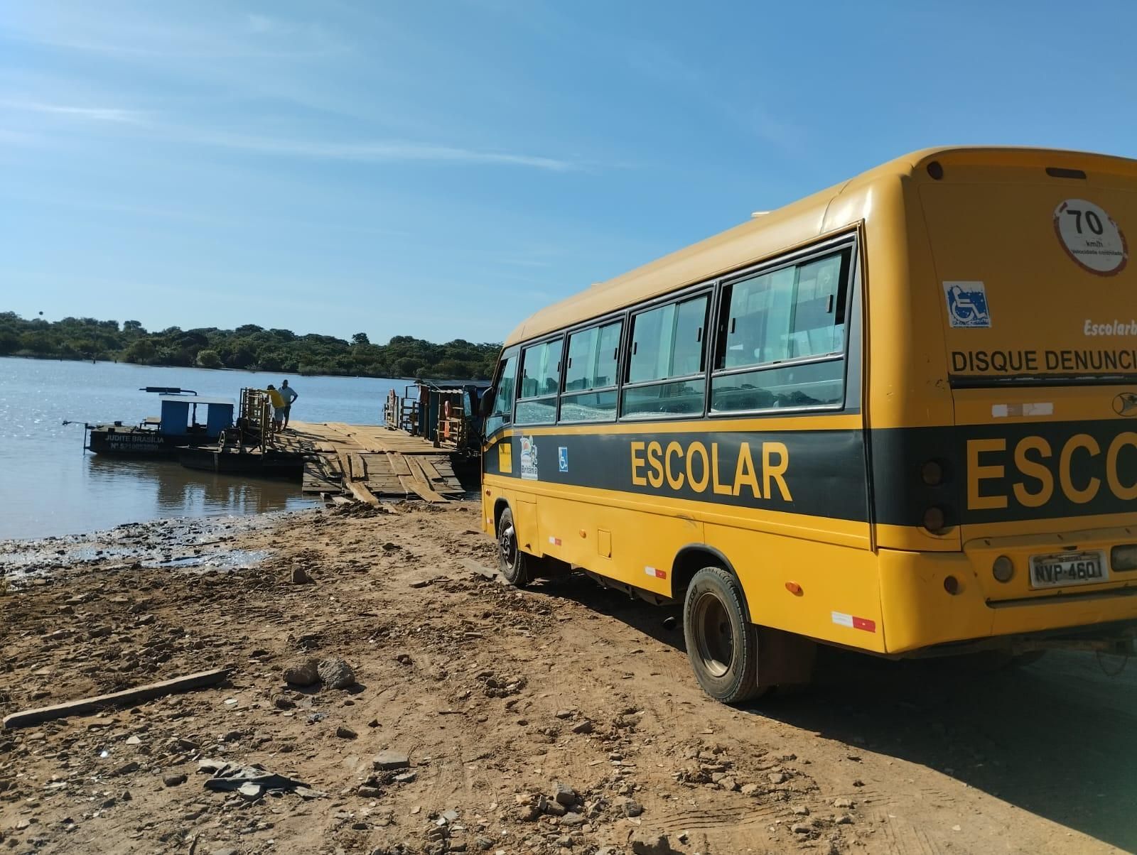 Ônibus escolar quebra a caminho da escola e pais de alunos