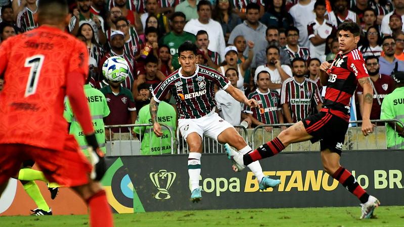 Felipe Anderson comemora gol salvador de goleiro em seu primeiro