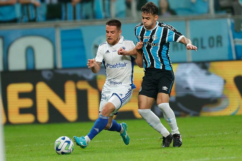 Wesley driblando jogador do Grêmio em jogo do Brasileiro Sub-20