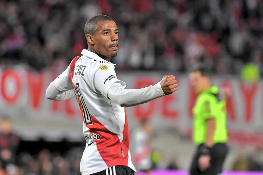 Flamengo abre negociação pelo meia uruguaio De la Cruz, do River Plate