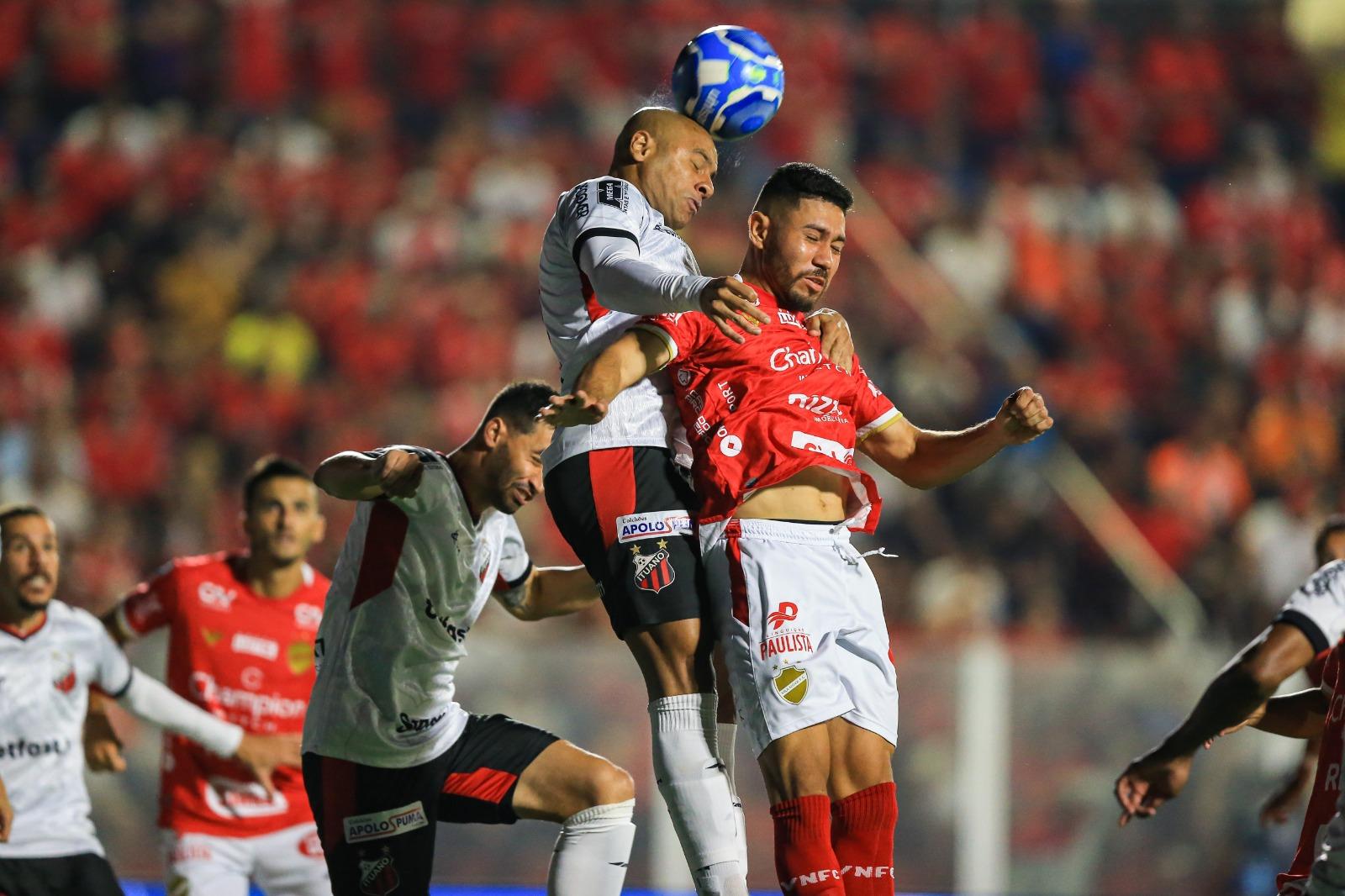 Entre euforia e ansiedade, Vitória faz contas para acesso e título