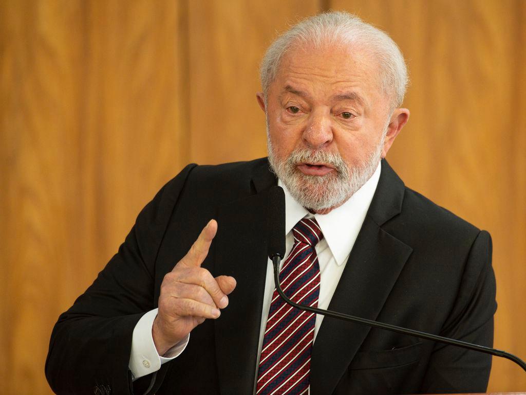 Lula sanciona lei que veta existência de vínculo empregatício