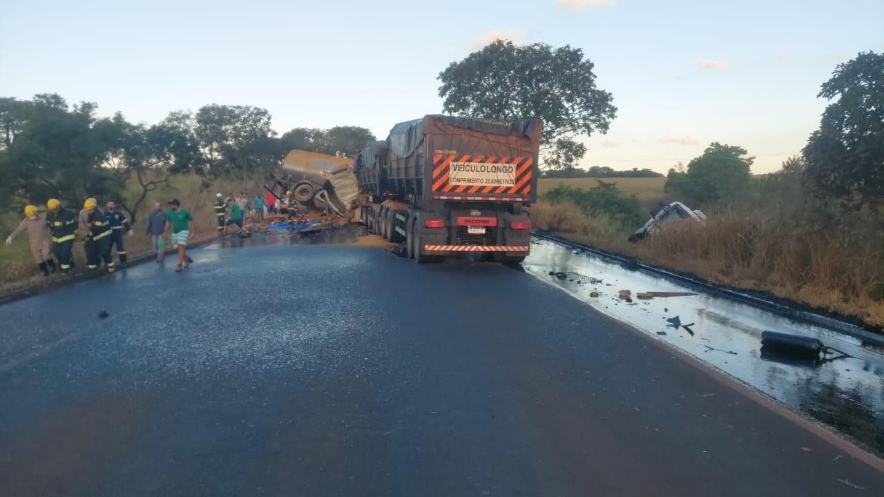 Casal morre em acidente após motorista bater em árvore e carro se partir ao  meio em rodovia de MT, Mato Grosso