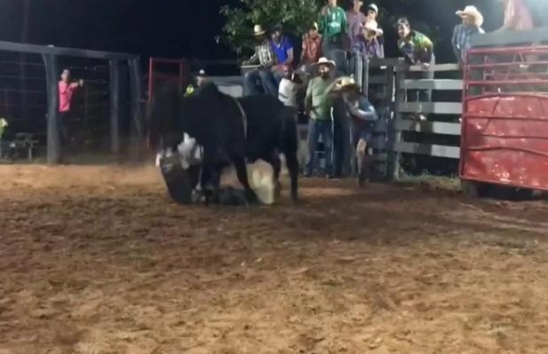 Peão morre pisoteado em Festa do Peão de Rodeio, vídeo!