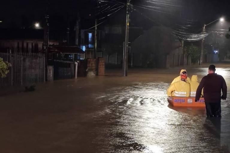 Comerciantes estimam prejuízo de R$ 100 mil com enchente em