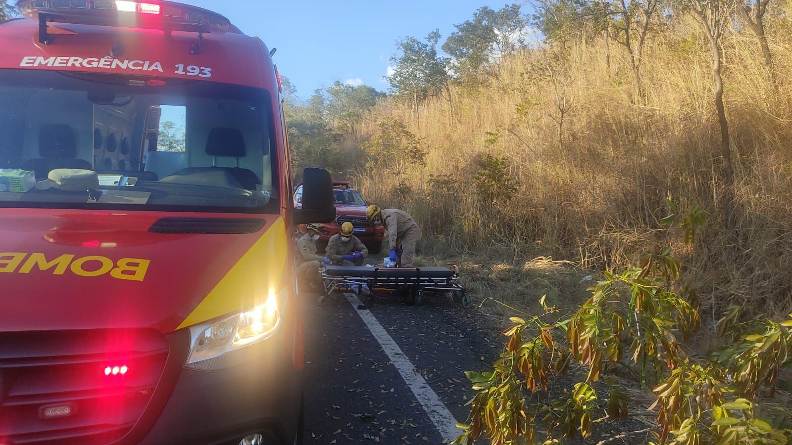 Acidente causa morte e deixa uma pessoa ferida na GO-210; carro fica  destruído