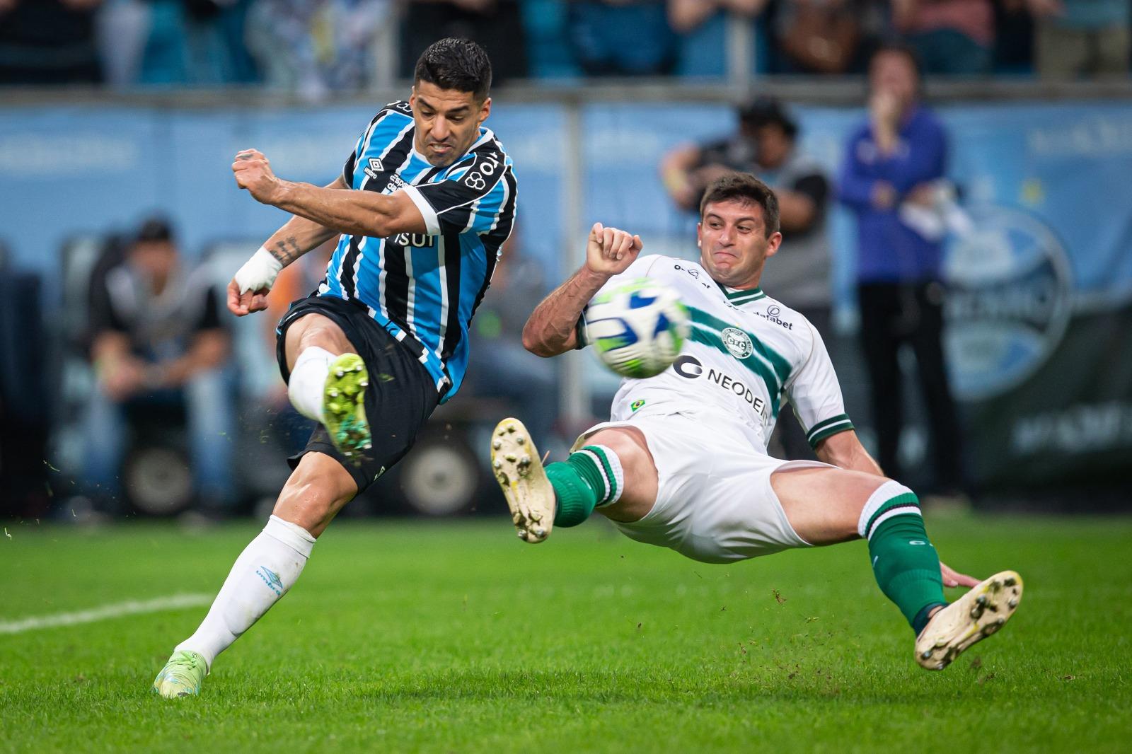 Reinaldo é anunciado pelo Grêmio, após ser dispensado do São Paulo