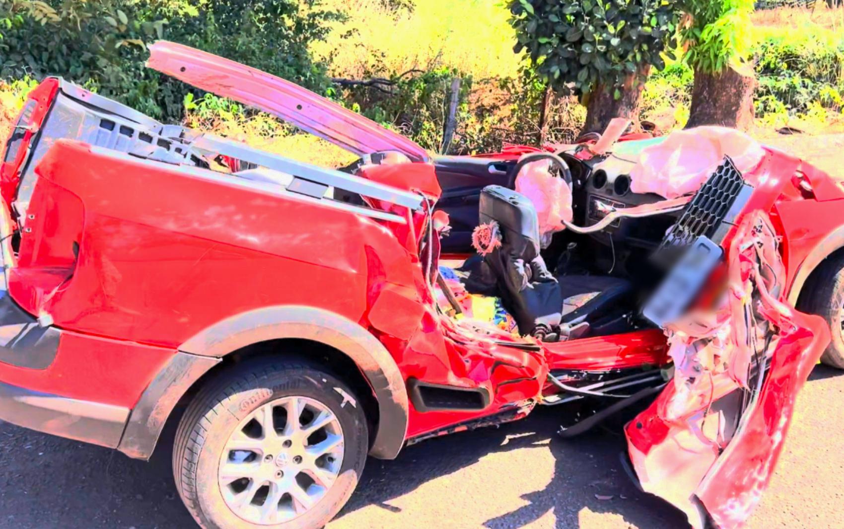 Casal morre em acidente após motorista bater em árvore e carro se partir ao  meio em rodovia de MT, Mato Grosso