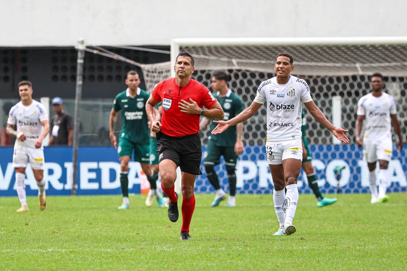 Pênaltis marcados ou não em campo e o silêncio do VAR