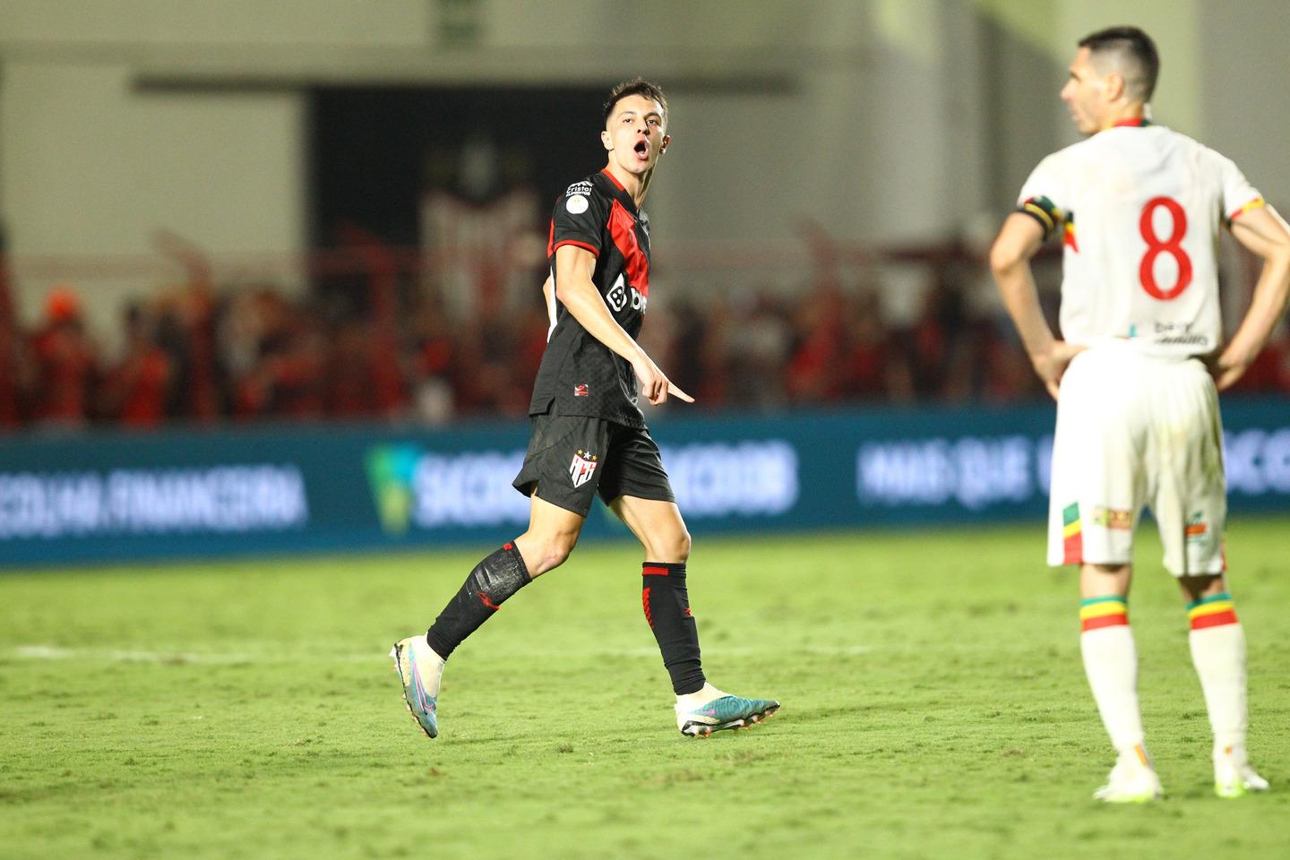 Flamengo x São Paulo: VAR salva Beraldo de suspensão no segundo jogo da  final da Copa do Brasil