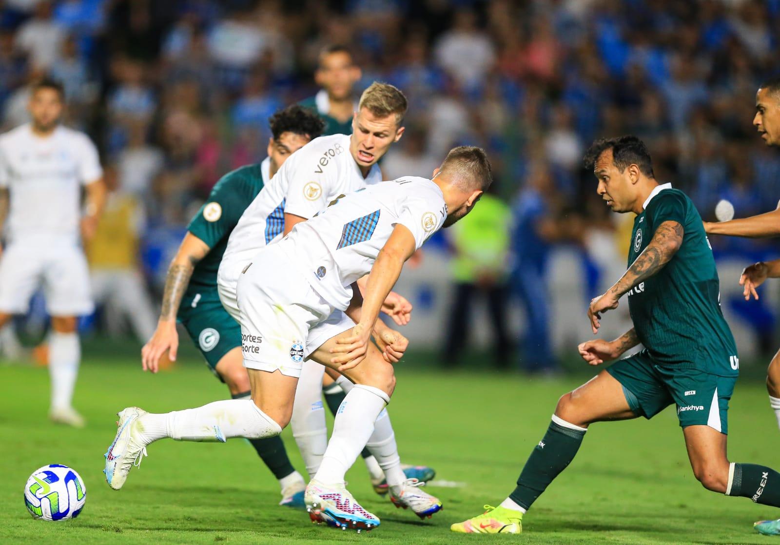 Goiás sofre gol nos acréscimos e empata com Grêmio na Serrinha