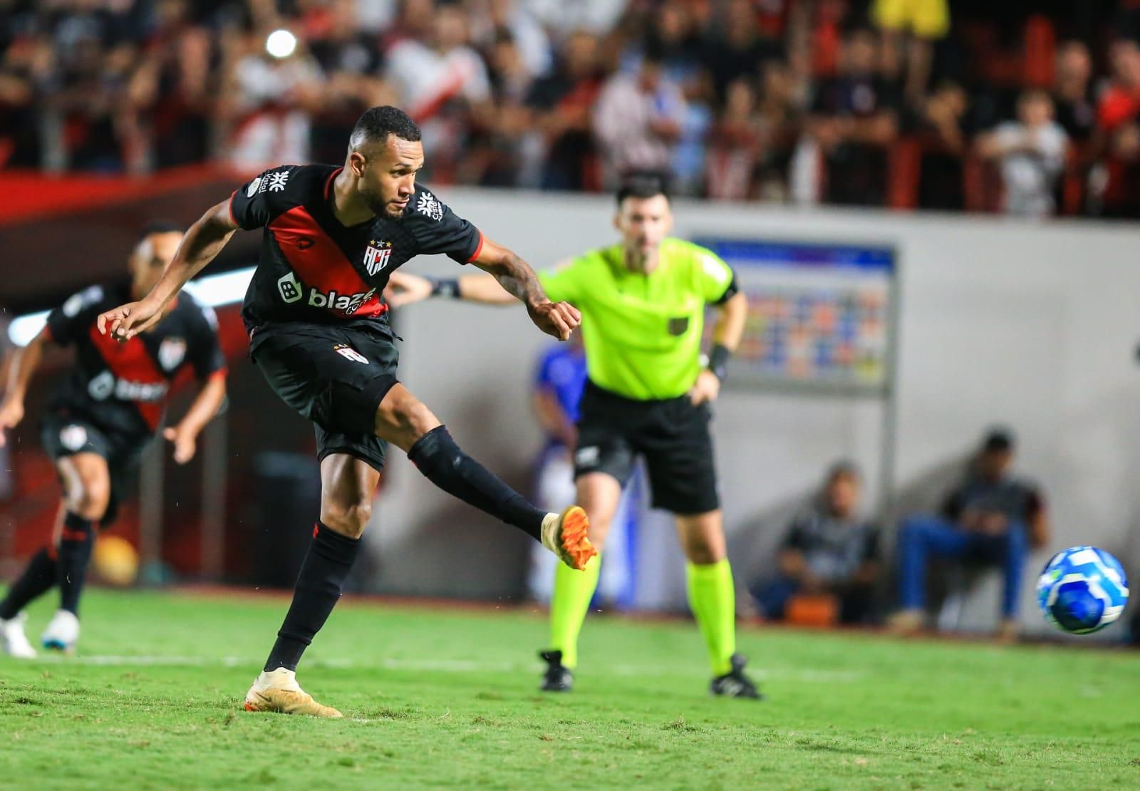 Com hat-trick de Gustavo Coutinho, Atlético-GO vence o Tombense de