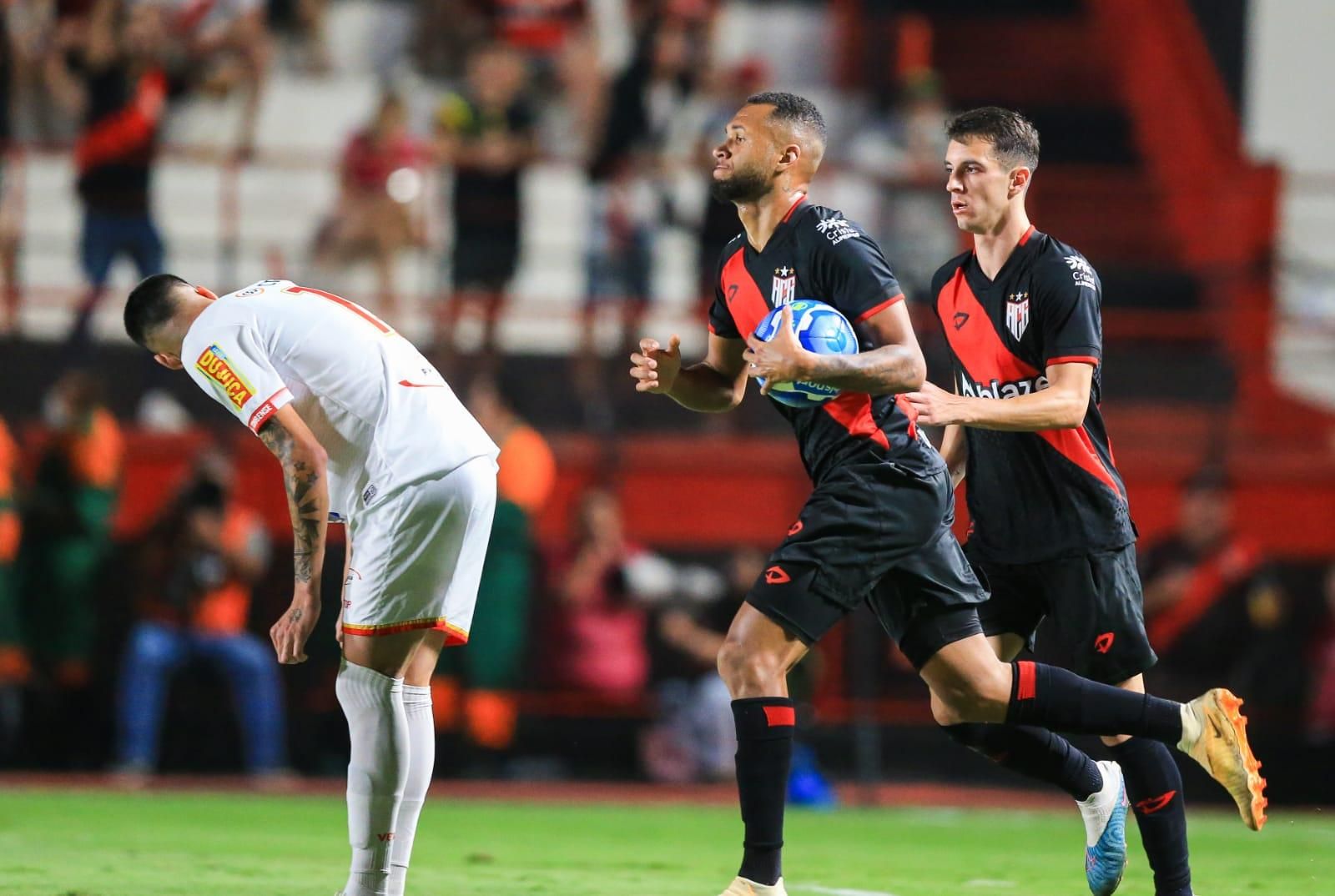 Com hat-trick de Gustavo Coutinho, Atlético-GO vence o Tombense de