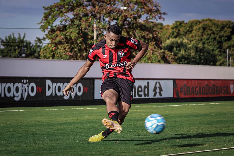 Após gol de falta, Coutinho valoriza triunfo em momento de pressão 