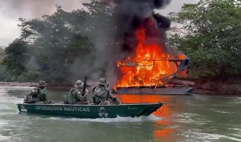 Para fugir da fiscalização, balsas de garimpo migram para Amazônia profunda  - 14/11/2022 - UOL TAB