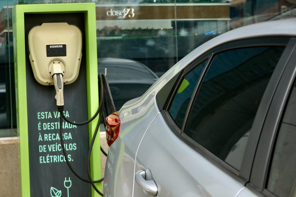 Carro consumido pelo fogo em Água Doce