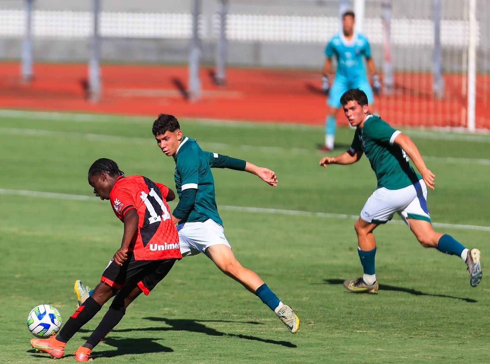 Pé quente! Love estreia como titular em dia de vaga na Copa da