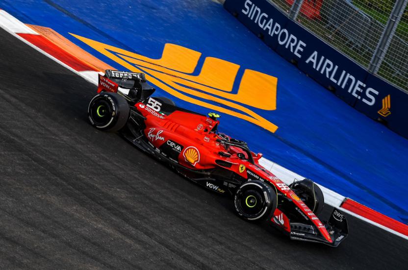 Sainz larga na pole do GP da Singapura e Verstappen fica fora do