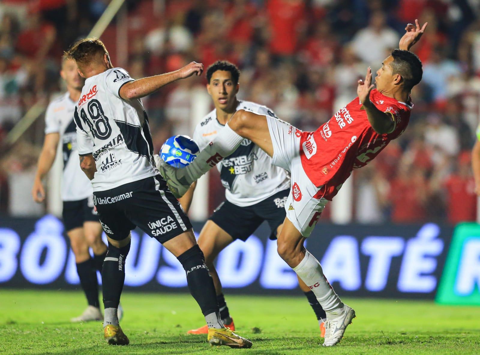 Wesley estreia pelo CRB em posição diferente e aparece pouco na