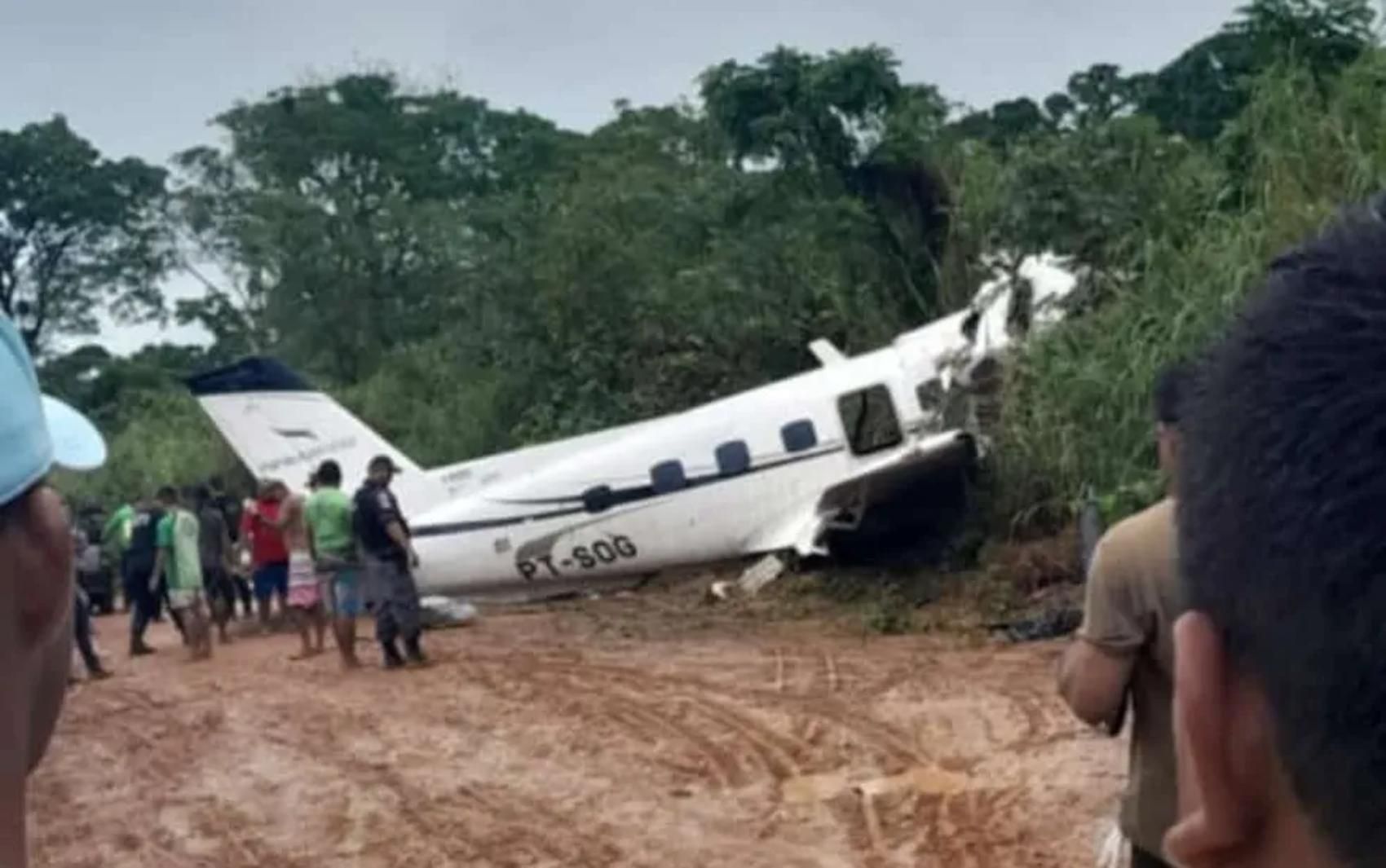 Avião é retirado de área de matagal 8 dias após incidente em pista de pouso  no Aeroporto de Salvador