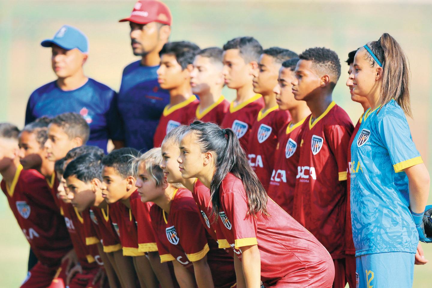 Futebol infantil meninos jogam esporte competitivo no parque