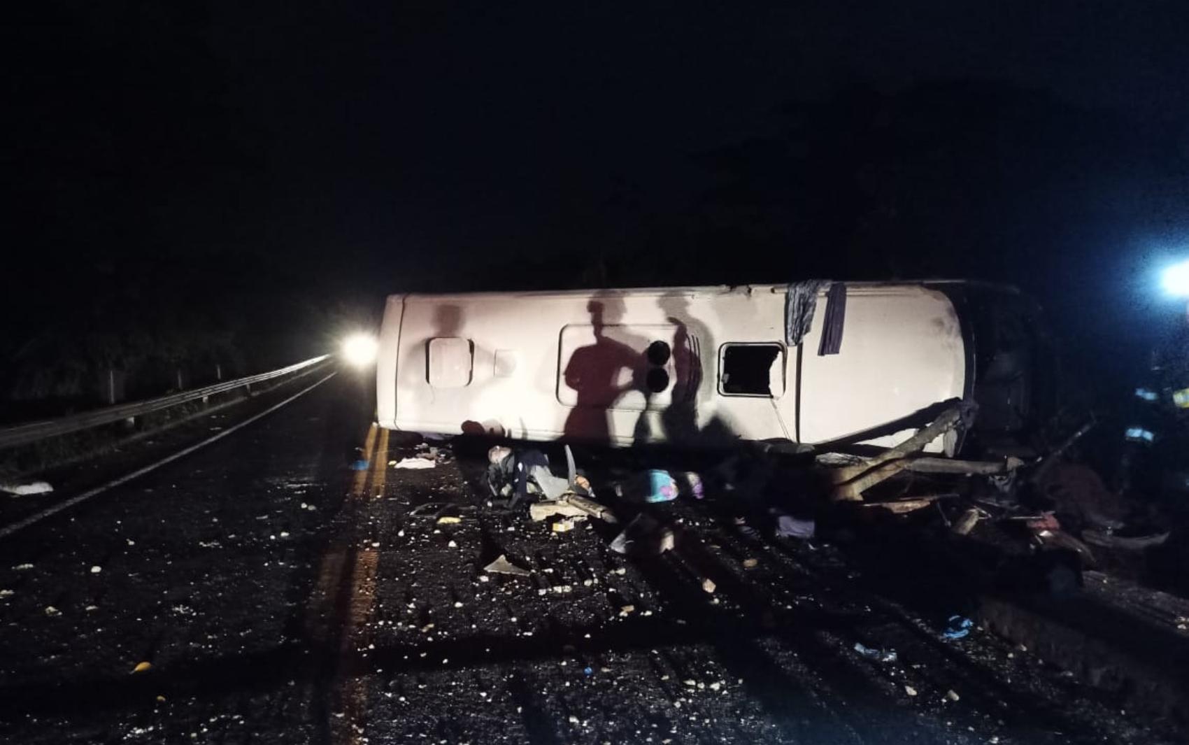 MG: acidente entre caminhão e micro-ônibus mata 14 pessoas