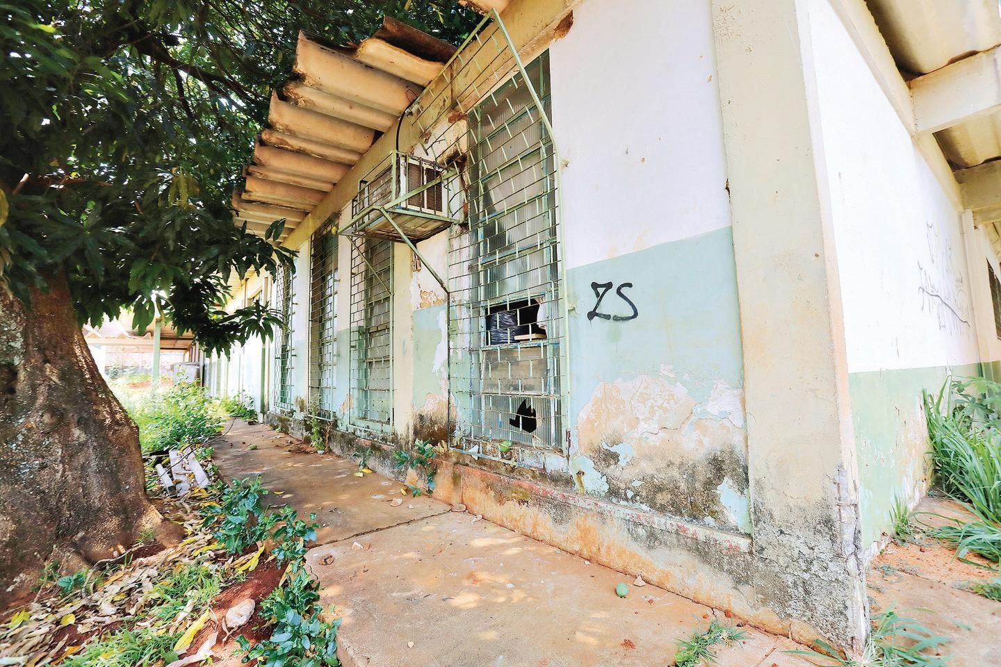 Janela emperrada e a parede mofada – Foto de Home Green Home