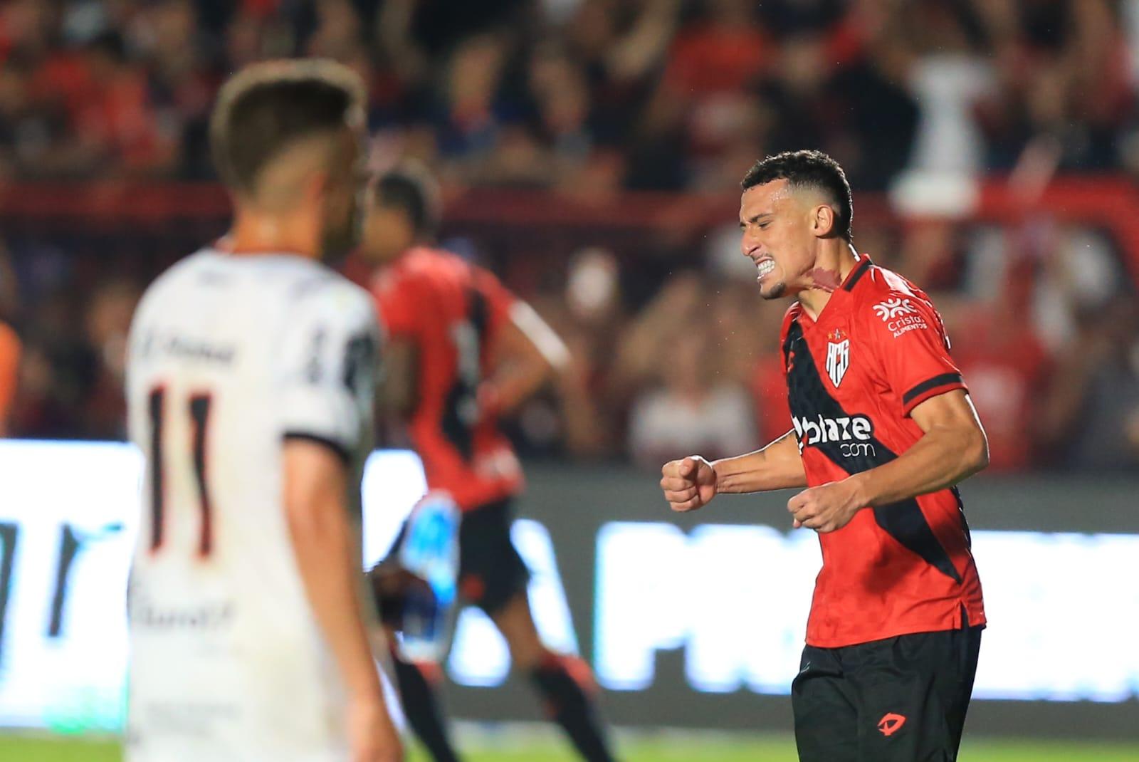 Goiano' tem nome eternizado na quadra central e vence na estreia em  Itumbiara (GO). Favoritos são surpreendidos - Lance!