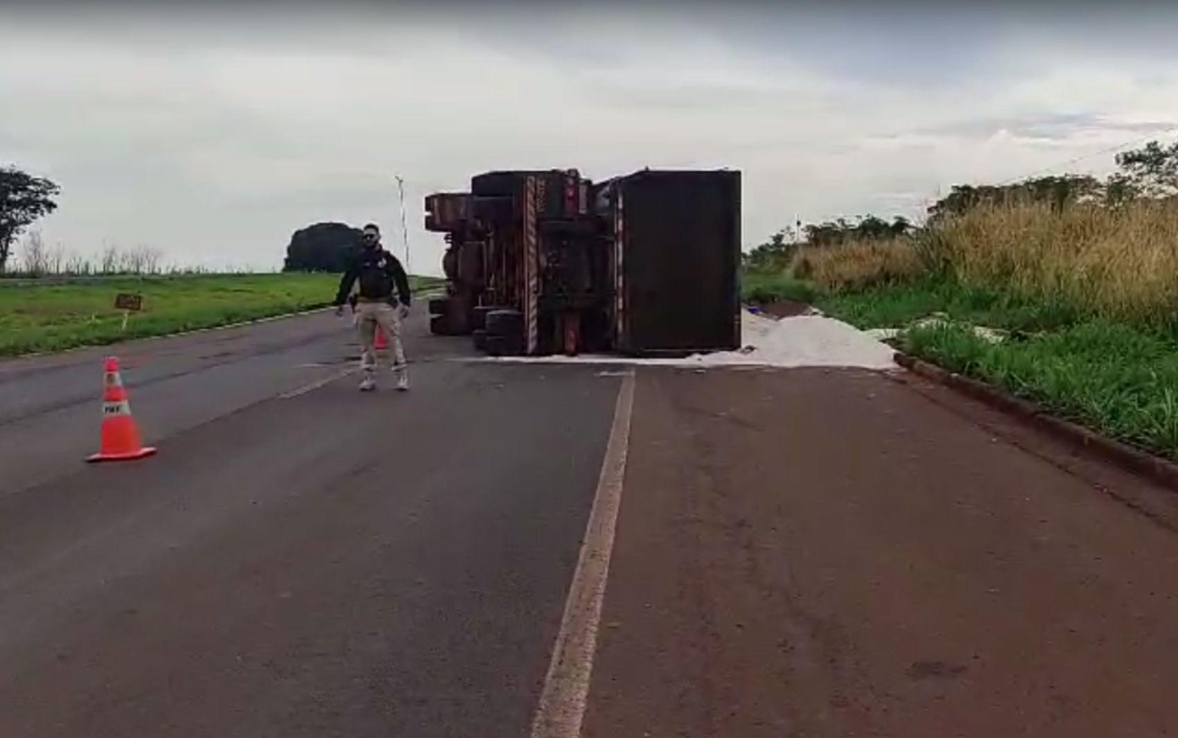 Carreta da Alegria chama atenção nas ruas de Rio Branco