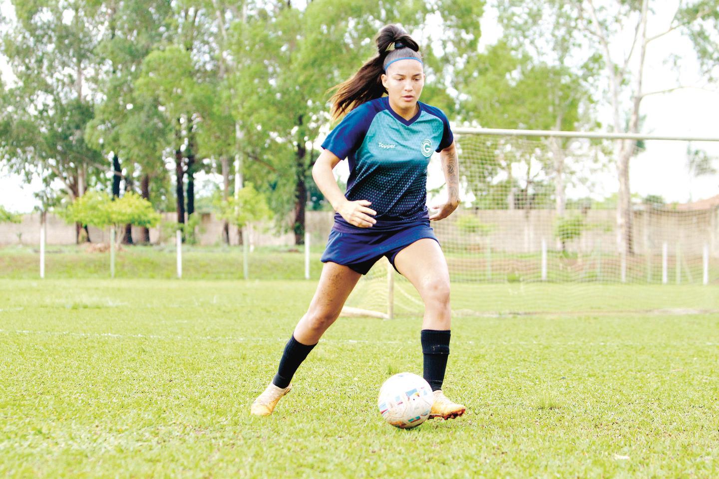 LEVANTA, SACODE A POEIRA E DÁ A VOLTA POR CIMA - Mulheres em Campo